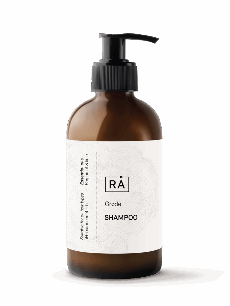 Flaske med naturlig sjampo fra RÅ Skincare med lime og bergamott for økt volum og fukt.