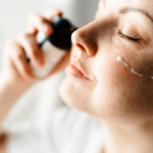 Silkekrem smøres i ansiktet for å vise konsistensen