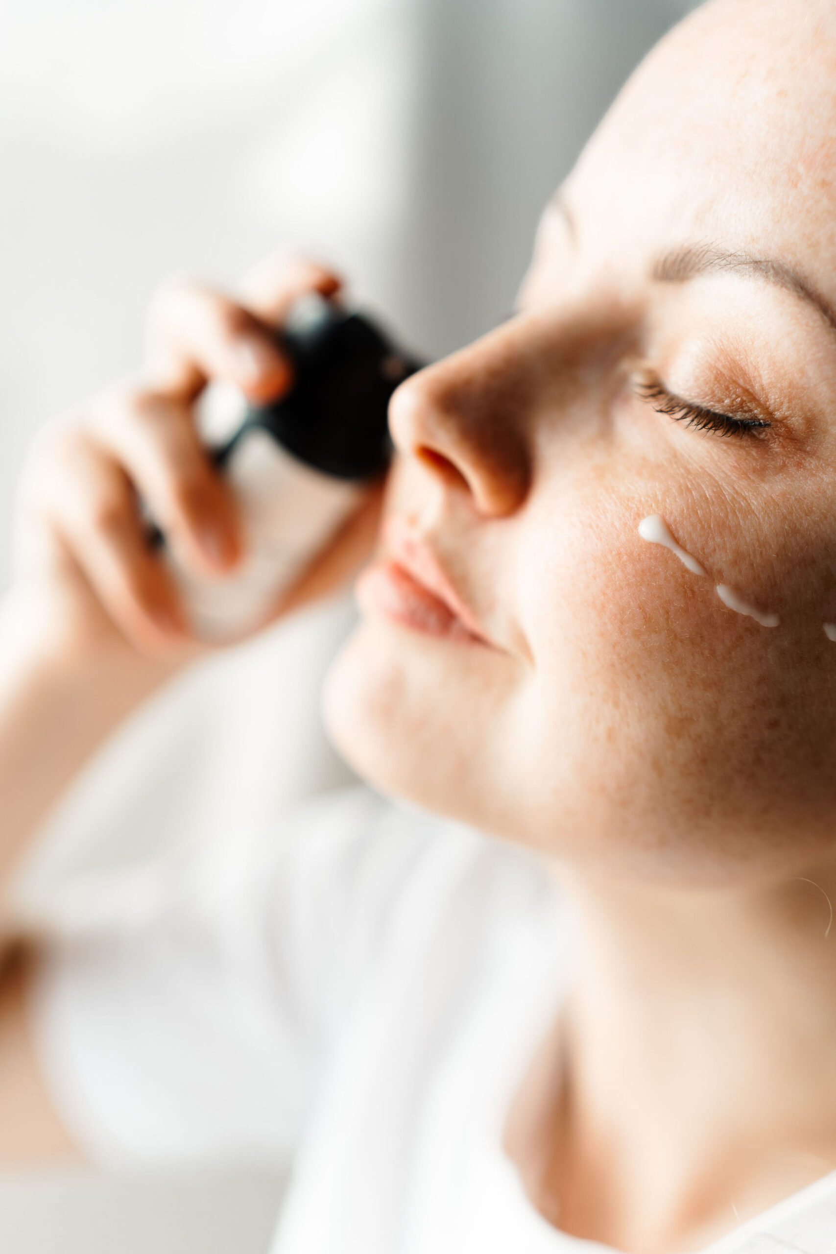 Silkekrem smøres i ansiktet for å vise konsistensen