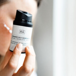 Her ser du en dame som bruker ceramide rich moisturiser i ansiktet