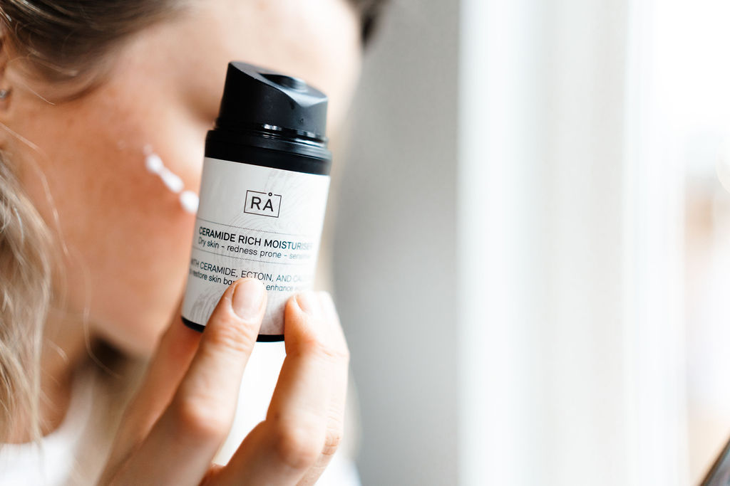 Her ser du en dame som bruker ceramide rich moisturiser i ansiktet