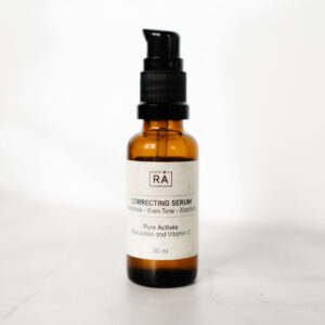 Rå correcting serum med med lys bakgrunn