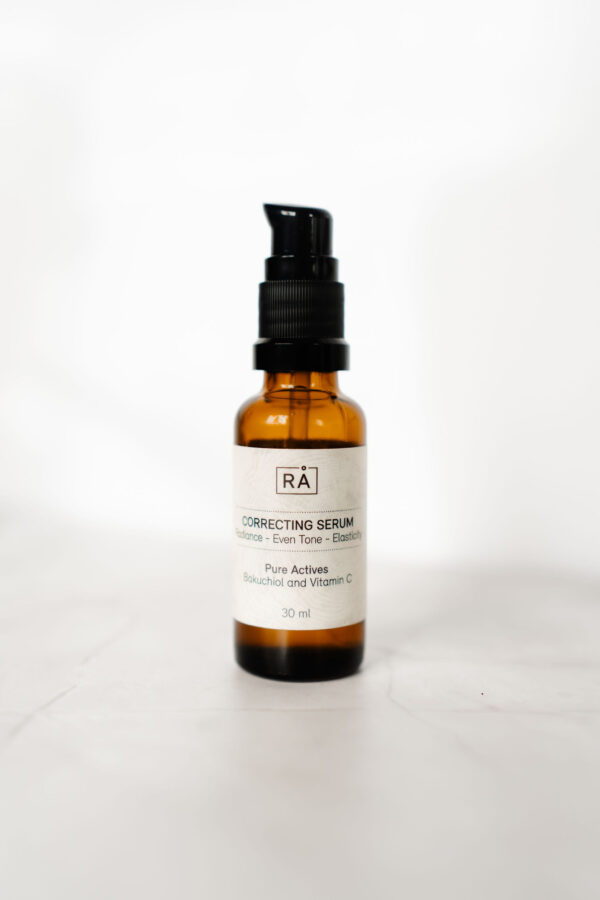 Rå correcting serum med med lys bakgrunn