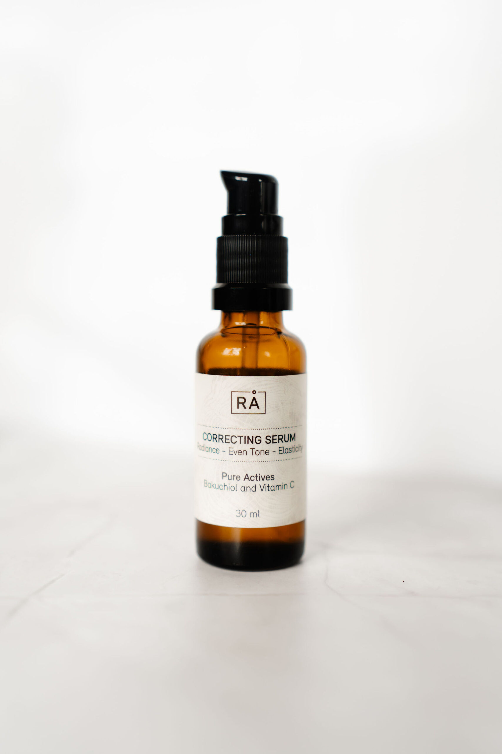 Rå correcting serum med med lys bakgrunn