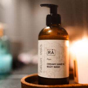 Favn creamy hand and body wash på et trefat på badet.
