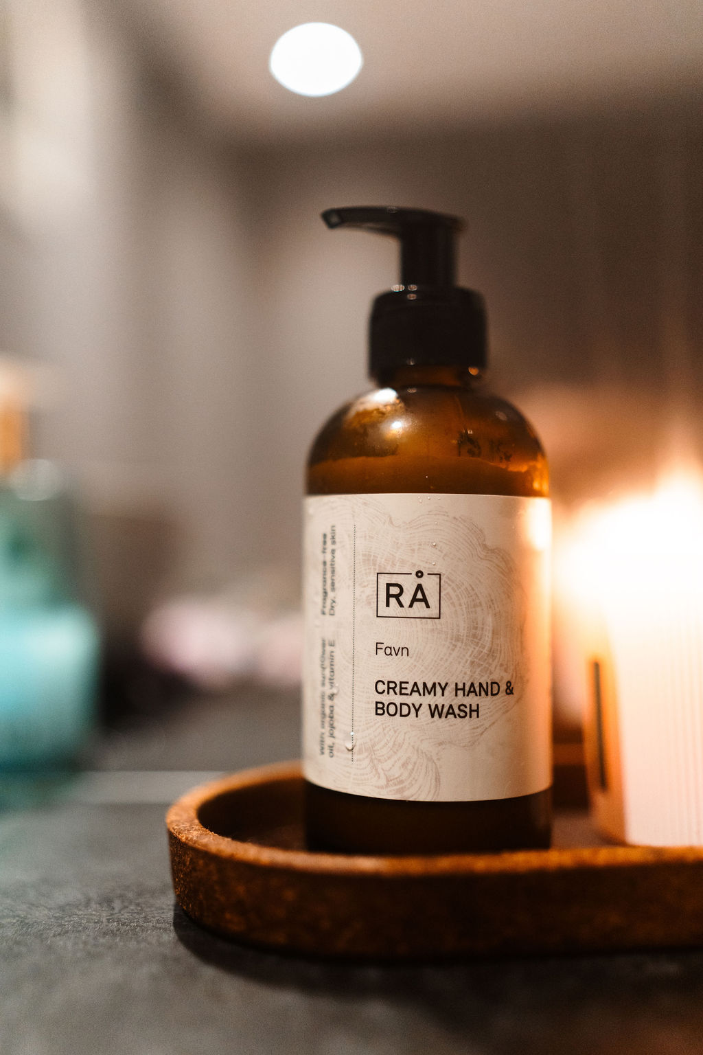 Favn creamy hand and body wash på et trefat på badet.