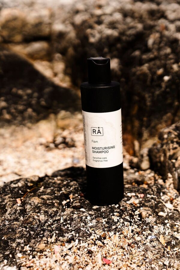 parfymefri shampo med naturbakgrunn