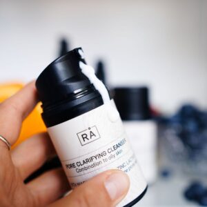 Pore Clarifying Cleanser med niacinamide og sink pumpet ut fra emballasjen.