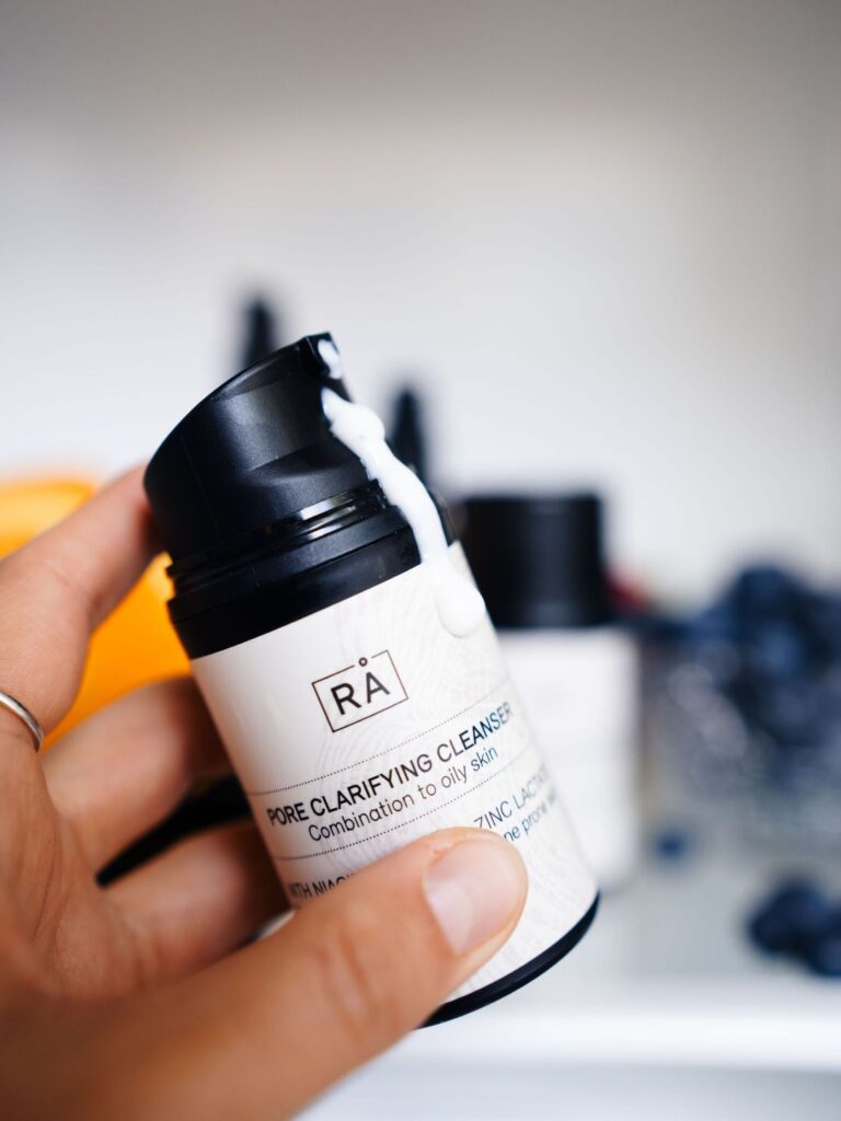 Pore ​​Clarifying Cleanser with niacinamide and zinc pumped out from the packaging.