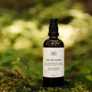 pure lipid cleanser med skogsbakgrunn