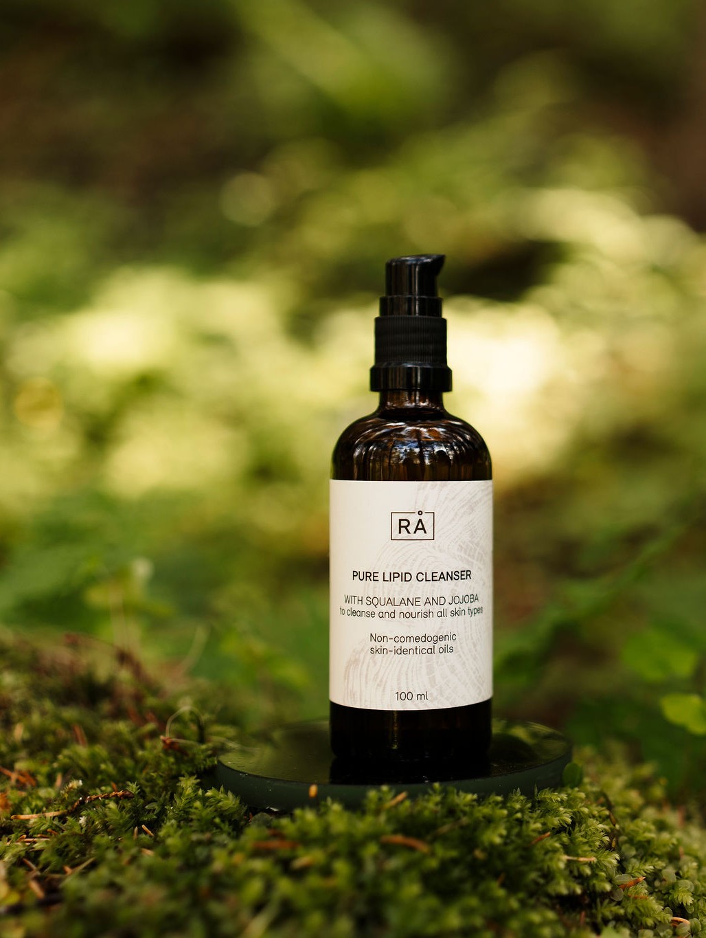 pure lipid cleanser med skogsbakgrunn