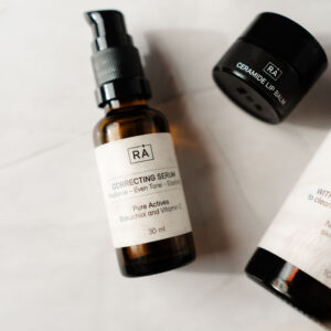 rå correcting serum ligger på lys bakgrunn sammen med ceramide lip balm og rens