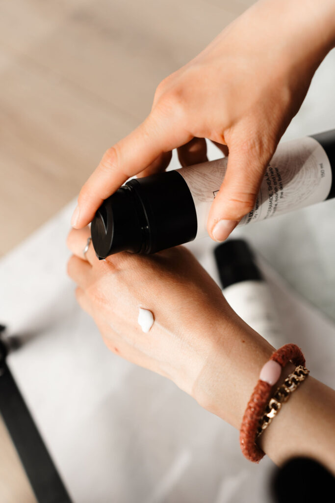 rå extra nourishing cream vises på huden for å få frem tekstur og konsistens