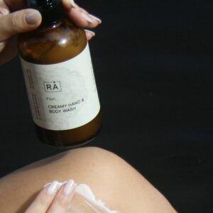 Rå creamy wash smøres på låret så man ser teksturen på kremsåpen. Den er hvit, kremete og uten parfyme for sensitiv hud