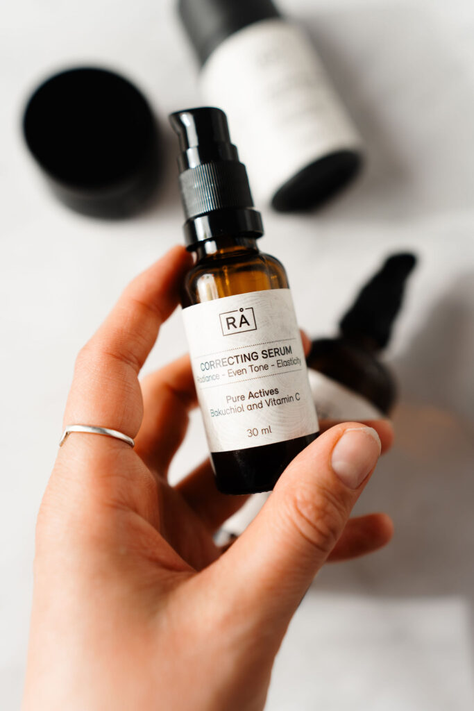rå correcting serum holdes i hånden