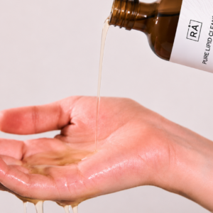 pure lipid cleanser helles i håndflaten