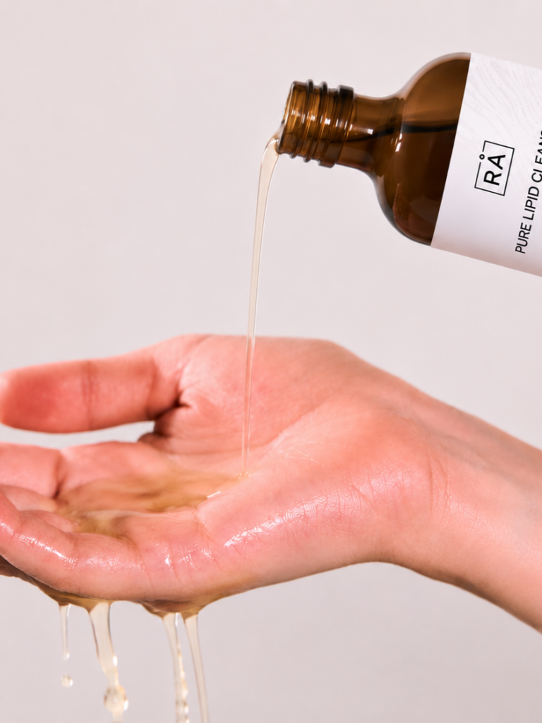 pure lipid cleanser helles i håndflaten