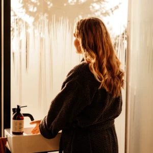 Dame vasker seg med sevje håndsåpe