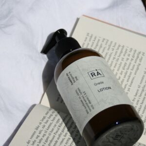 grøde lotion med lime ligger oppå en åpen bok