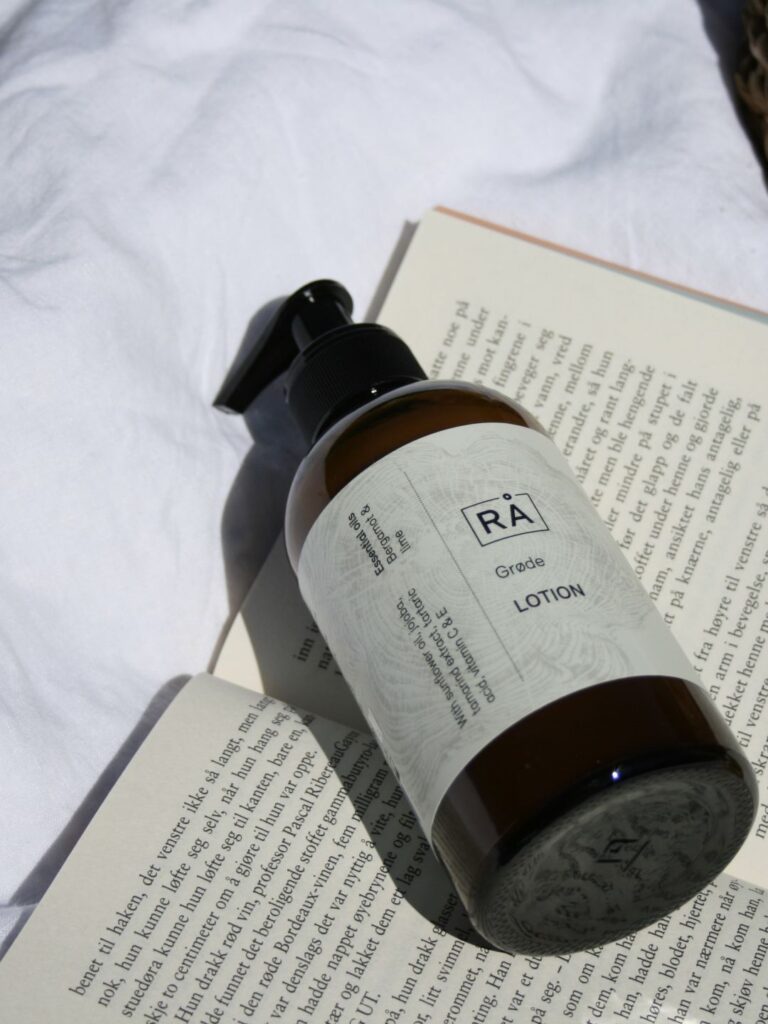 grøde lotion med lime ligger oppå en åpen bok