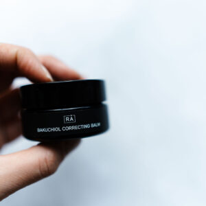Bakuchiol correcting balm holdes i hånden