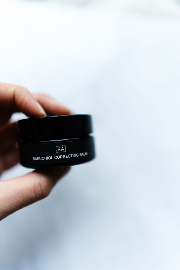 Bakuchiol correcting balm holdes i hånden