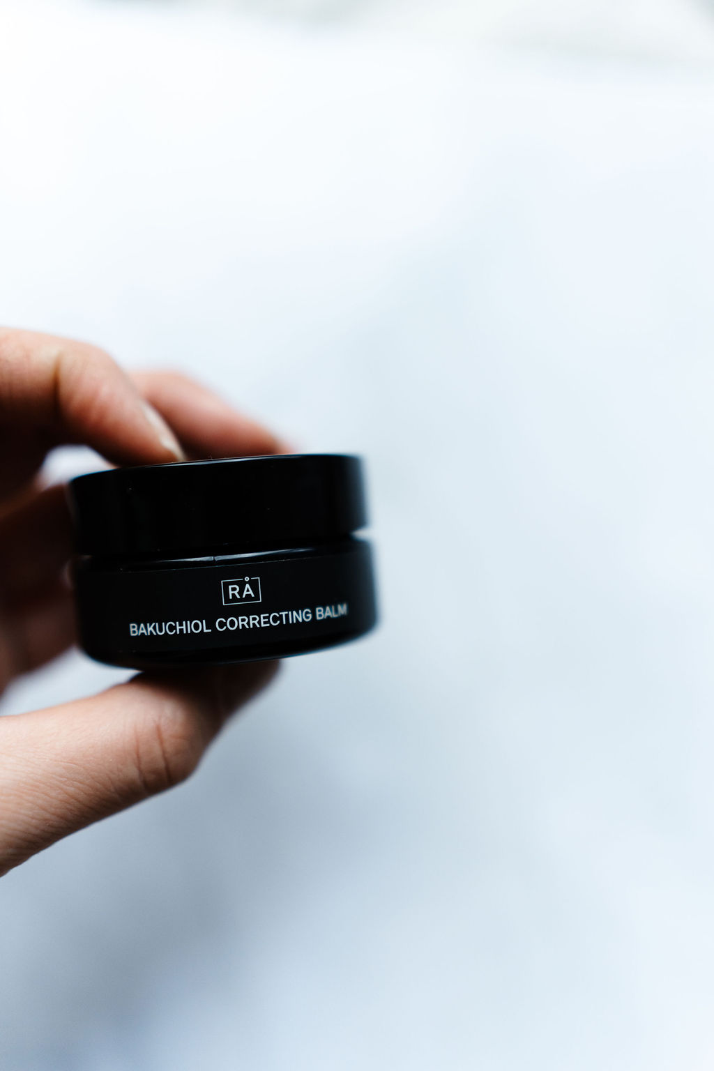 Bakuchiol correcting balm holdes i hånden