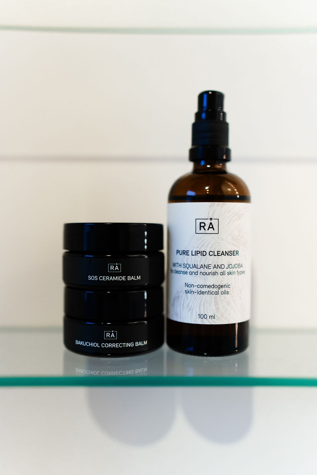 Bakuchiol correcting balm sammen med Sos ceramide balm og pure lipid cleanser på baderomshyllen