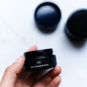 Sos ceramide balm holdes i honden så man ser etiketten på produktet