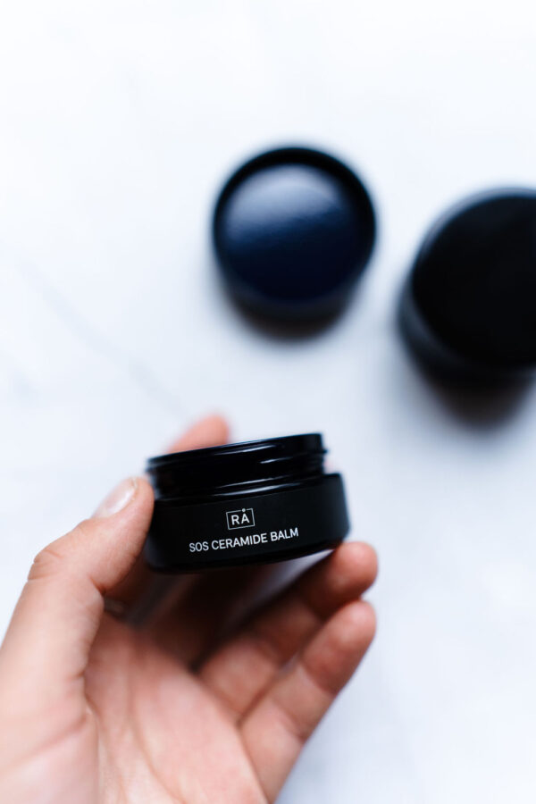 Sos ceramide balm holdes i honden så man ser etiketten på produktet