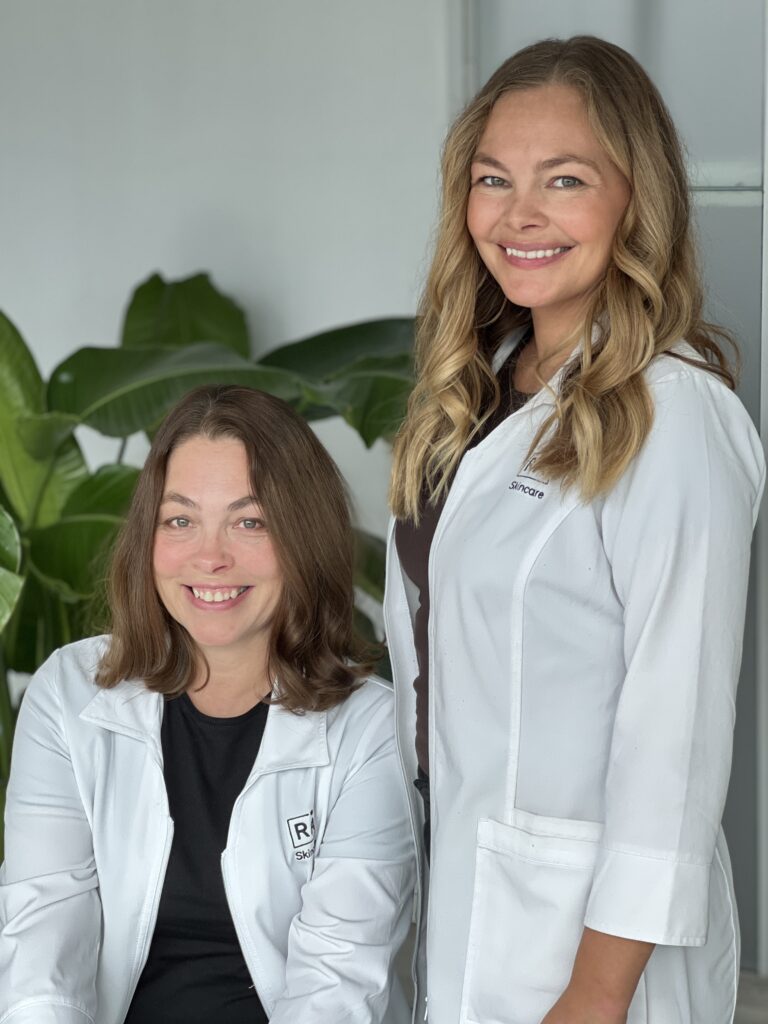 Picture of the founders of Rå skincare in skincare uniform