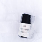 ceramide rich moisturiser inni isbit med lys bakgrunn