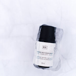 ceramide rich moisturiser inni isbit med lys bakgrunn
