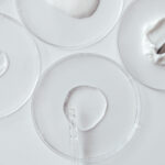 Ectoin ingrediensen vist i petriskåler. Vist i ulike teksturer som serum, krem og rens