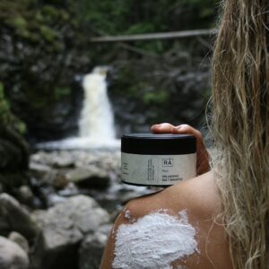RÅ Skincare Favn volumising salt shampoo - Bilde 3