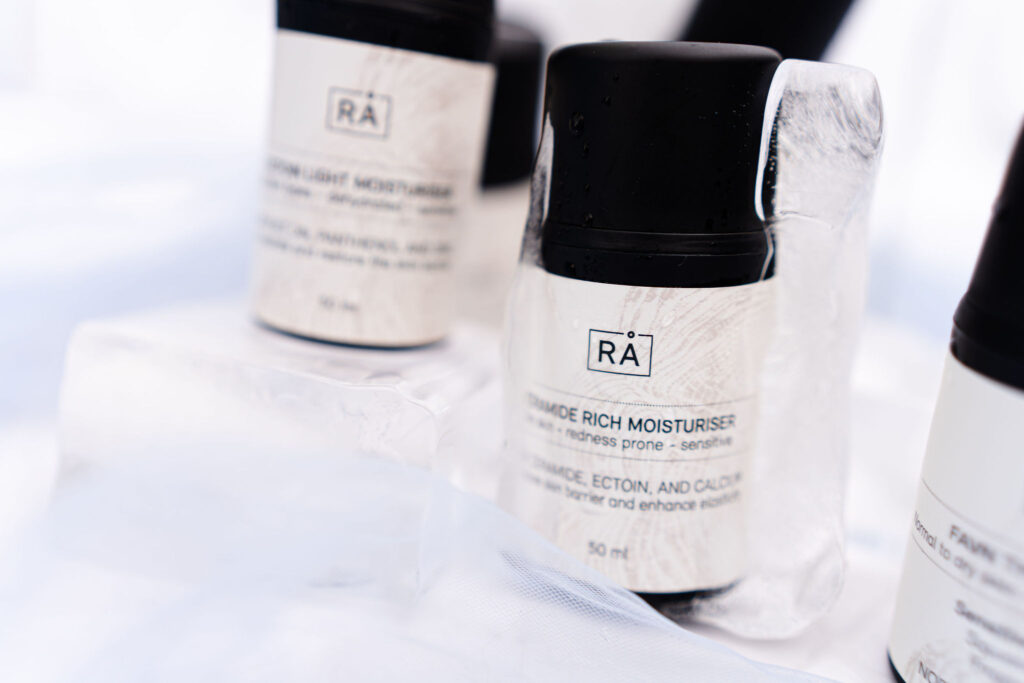 Ceramide rich moisturiser med is rundt for å få frem at den skaloppbevares kaldt