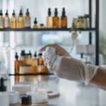 Bilde v farmasøyt fra laboratorie som viser ingredienser