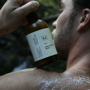 Mann vasker seg med sevje såpe utendørs for å få frem de naturlige og nedbrytbare såpene
