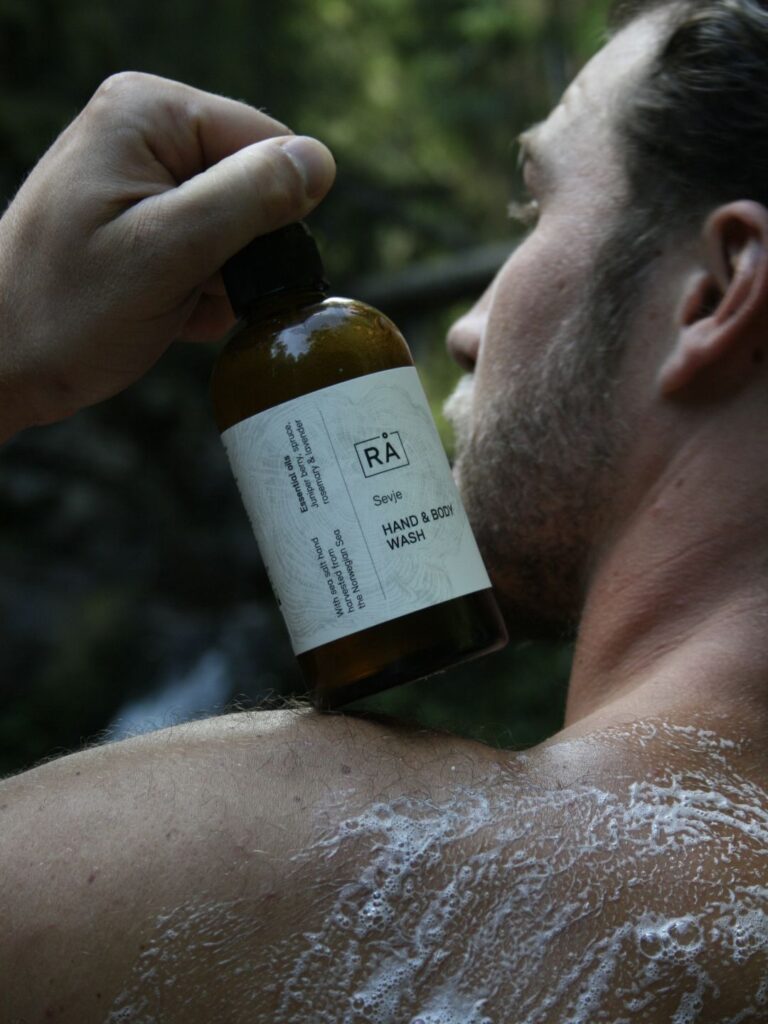 Mann vasker seg med sevje såpe utendørs for å få frem de naturlige og nedbrytbare såpene