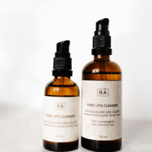 Rå pure lipid cleanser i 50 ml og 100 ml med lys bakgrunn