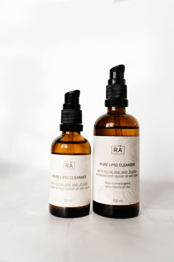 Rå pure lipid cleanser i 50 ml og 100 ml med lys bakgrunn