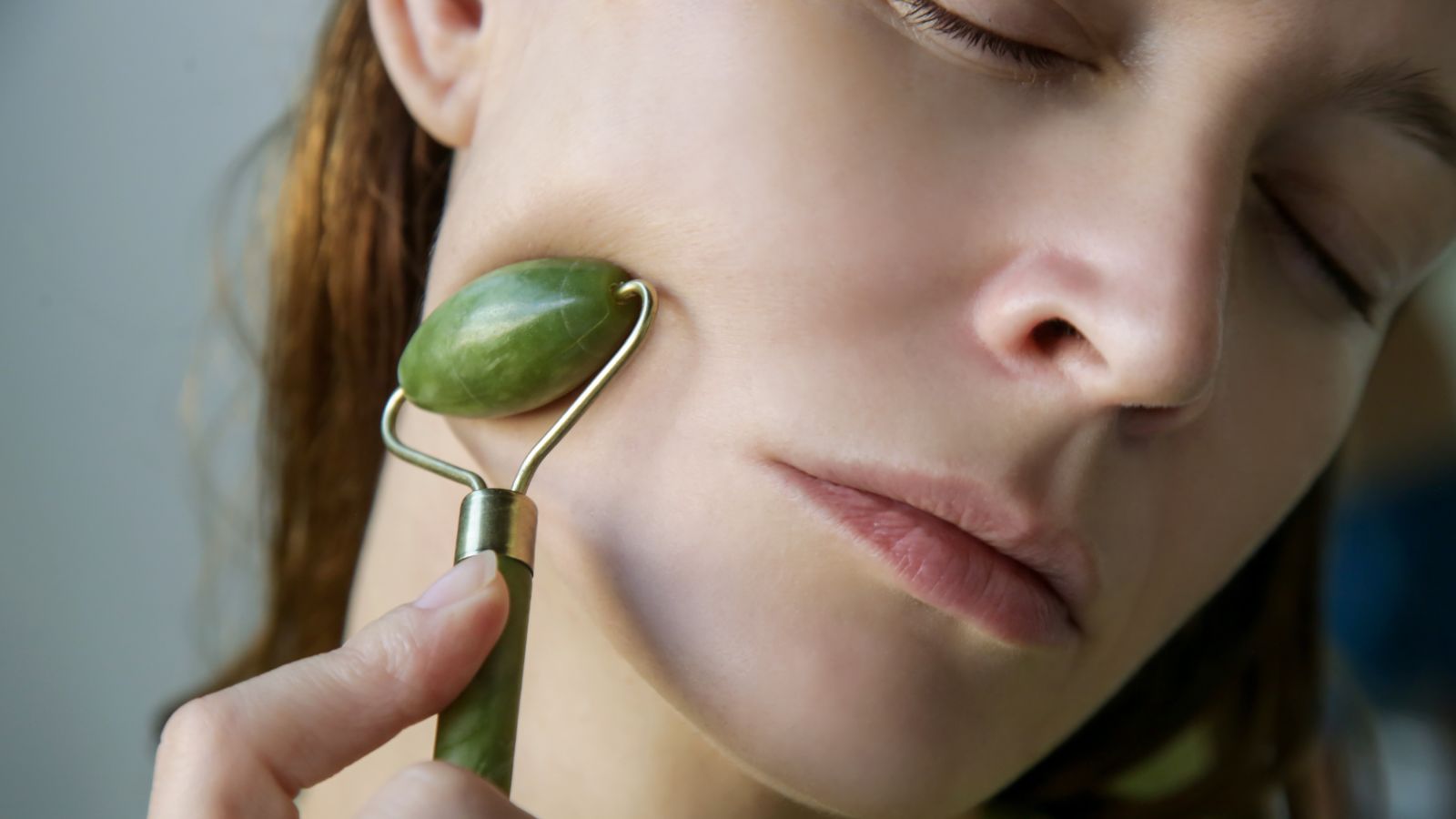 Ansiktsrulle for å drenere og gi glød-slik gjør du det