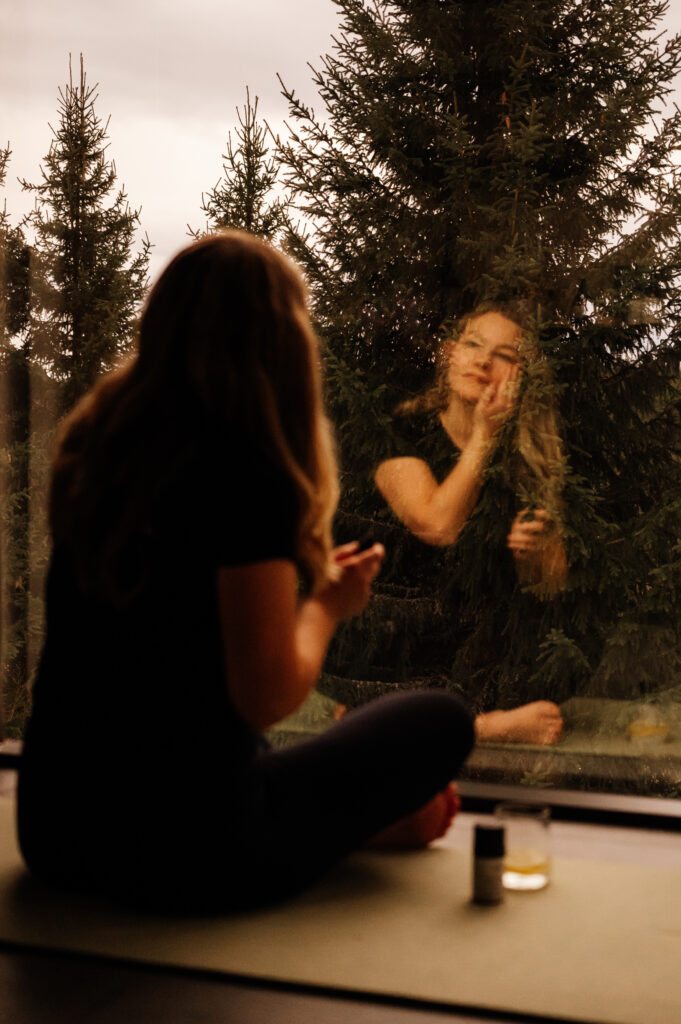 Hudpleierituale med RÅ Skincare på Furu Speilglasshytter med  nydelig utsikt til skogen