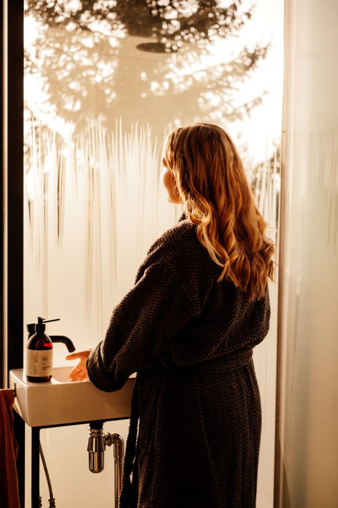 Amanda fra RÅ skincare vasker hendene i spailglasshyttene på Furu 