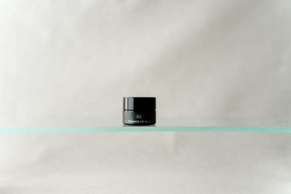 rå ceramide lip balm står på glasshylle