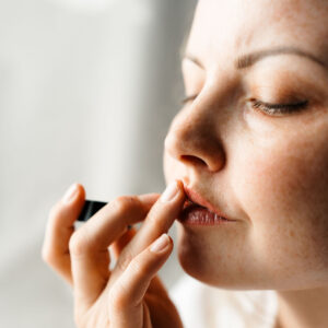 rå ceramide lip balm smøres på leppene for å vise at den er god for såre lepper.