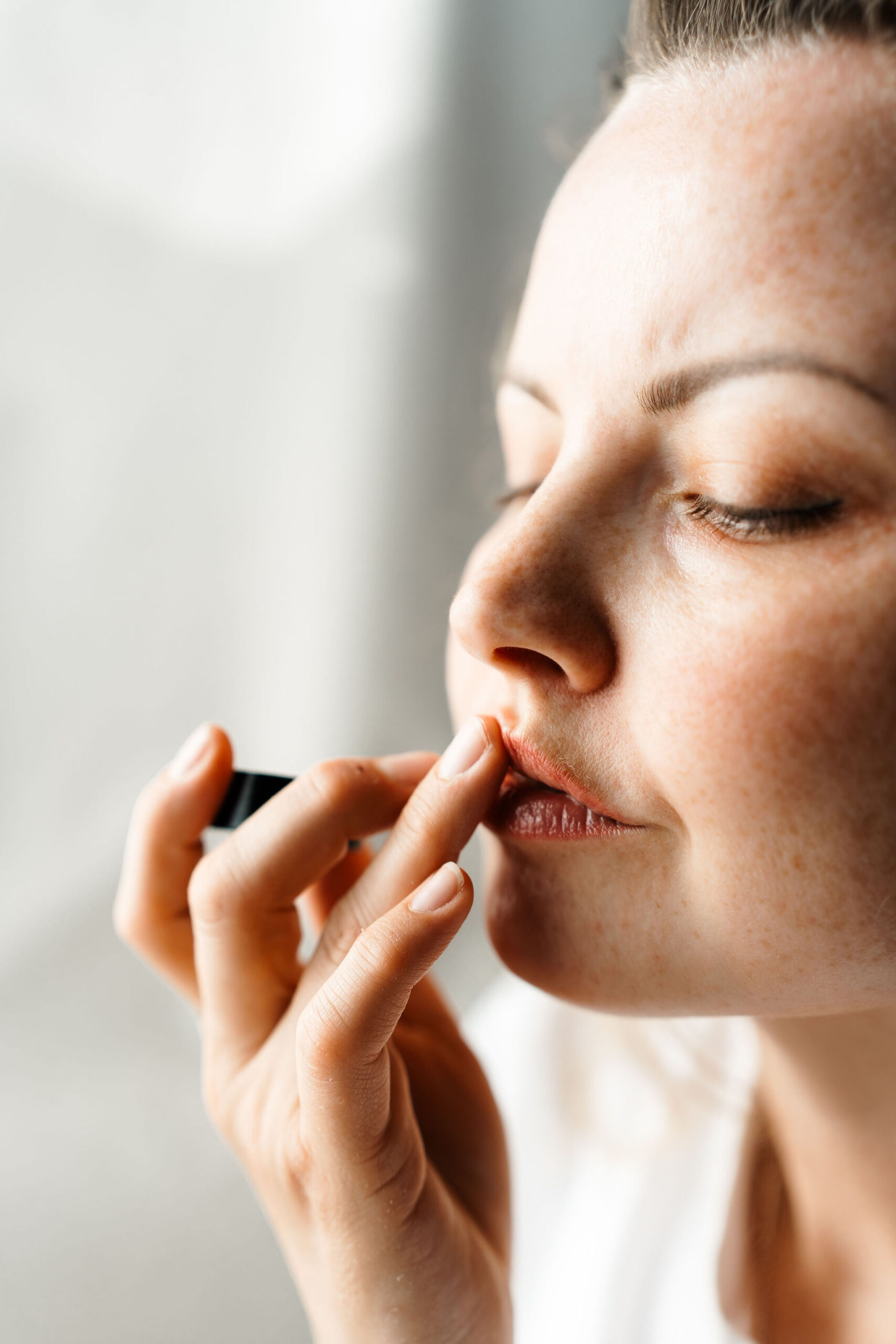 rå ceramide lip balm smøres på leppene for å vise at den er god for såre lepper.
