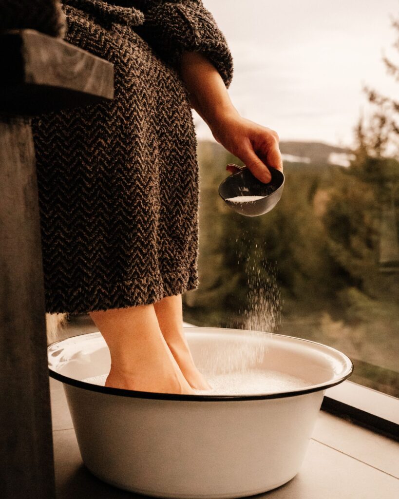 Rå skincare fotbad på furu speilglasshytter med utsikt mot skogen