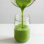 Sellerijus med ingefær og sitron helles over i et glass