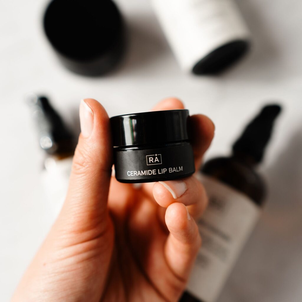 Holder ceramide lip balm fra RÅ Skincare i hånden